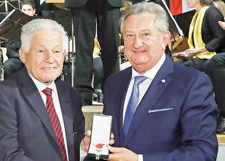 Landrat Franz Meyer (rechts) erhält von Landeshauptmann a.D. Josef Pühringer das Goldene Verdienstzeichen