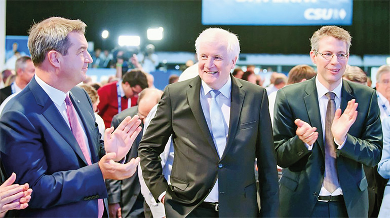 Ministerpräsident Dr. Markus Söder, CSU-Parteivorsitzender Horst Seehofer und Generalsekretär Markus Blume (v.l.) Bild: CSU