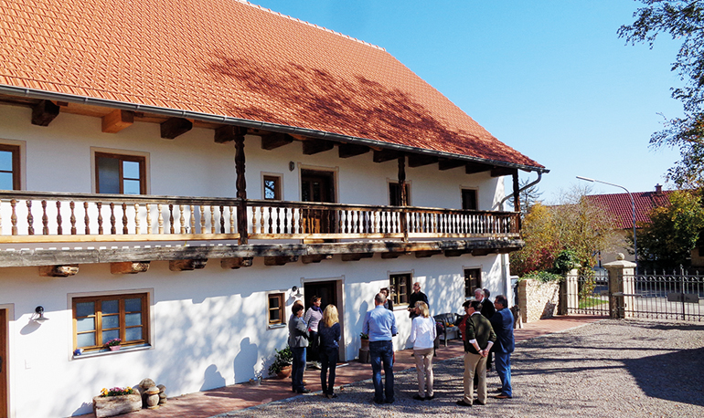 Die Jury besichtigte ausgewählte Objekte vor Ort, hier das „Holzer-Haus“ in Mintraching. Bild:Landratsamt/Dr. Manuela Daschner