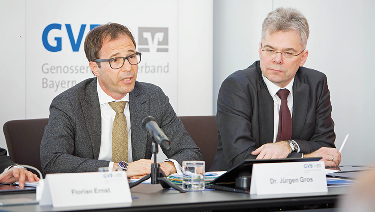  GVB-Präsident Jürgen Gros (l.) und GVB-Vorstand Alexander Büchel beim Bilanzpressegespräch 2019 der Volksbanken und Raiff- eisenbanken in Bayern.