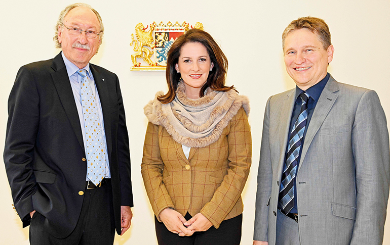 Landwirtschaftsministerin Michaela Kaniber mit Prof. Dr. Holger Magel (li.) und Nachfolger Prof. Dr. Manfred Miosga	Bild Baumgart/ALR