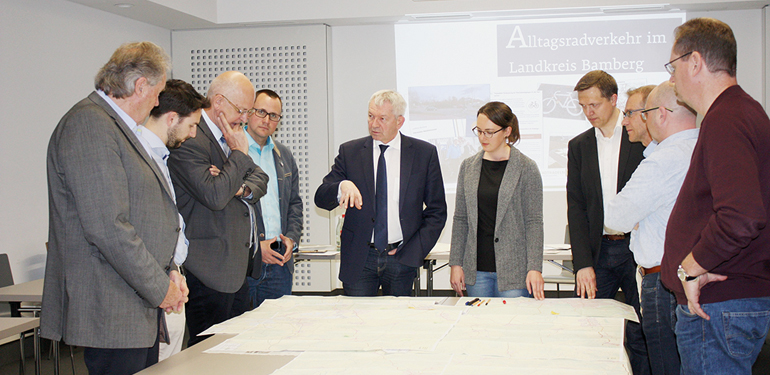 Landrat Johann Kalb in der Diskussion über das künftige Netz für Alltagsradler. Bild: LAG Region Bamberg