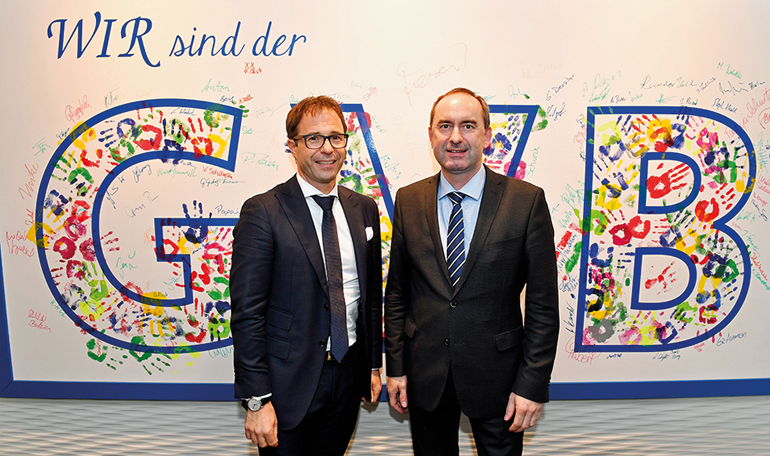 GVB-Präsident Jürgen Gros (l.) begrüßt Wirtschaftsminister  Hubert Aiwanger zu „Klartext am Türkentor“ in München.