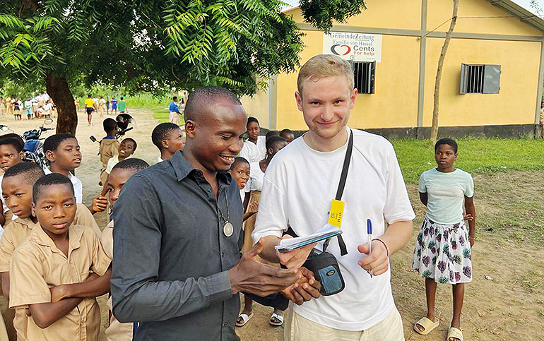 Student Hark Rink macht zur Zeit für „Hilfe für Togo e.V. ein Praktikum in Alouenou. Er berichtete begeistert über seine vielfältigen Eindrücke, die wissbegierigen Kinder und die Freude des ganzen Dorfes darüber, dass endlich alle sauberes Trinkwasser haben.