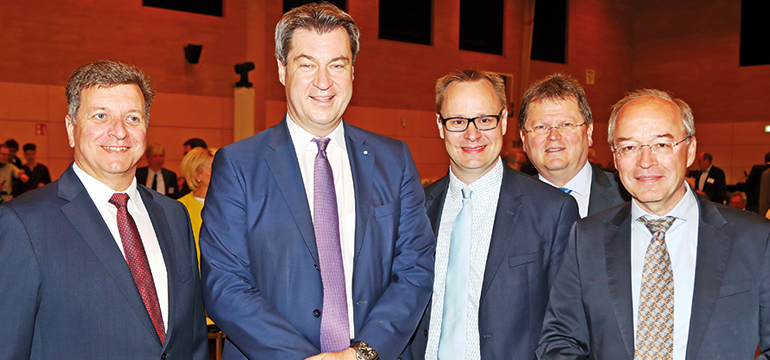 Von links: Landrat Christi an Bernreiter (Deggendorf), Präsident des Bayerischen Landkreistags, Ministerpräsident Dr. Markus Söder, Landrat Thorsten Freudenberger (Neu-Ulm), Dr. Johann Keller, Geschäft sführendes Präsidialmitglied beim Bayerischen Landkreistag und Dr. Wolfgang Fendt, 1. Bürgermeister Weißenhorn am 2. Tag der Landkreisversammlung Bild: Alexander Kaya GZ 10 2018 LKT