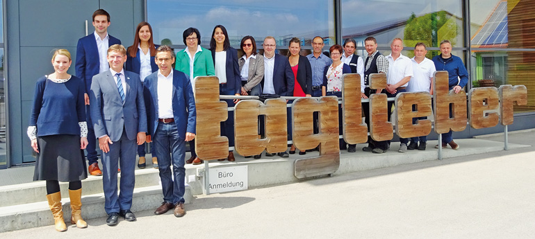 Vordere Reihe von links: Dr. Franziska Sperling, Koordinatorin für Entwicklungszusammenarbeit, Landrat Stefan Rößle und Firmenchef Erwin Taglieber. Dahinter (v.l.): Stefan Taglieber, Franziska Taglieber, Gabi Taglieber, Christine Taglieber, Beate Güthner (Firma Bohner), Jonas Güthner (Firma Bohner), Marina Betz (Firma Betz), Martin Leberle (Firma Leberle), Ingrid Leberle (Firma Leberle), Alfred Taglieber, Christoph Schmidt, Martin Mangold, Alfred Schneller und Rainer Allwißner.