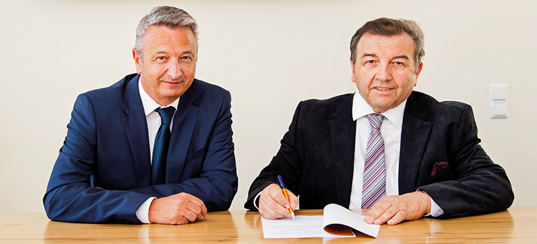 Josef Kerler, erster Bürgermeister in Eppishausen (rechts), und  Uwe Sommer, Prokurist schwaben netz, unterzeichneten den  neuen Wegenutzungsvertrag offiziell im Rathaus der Gemeinde.