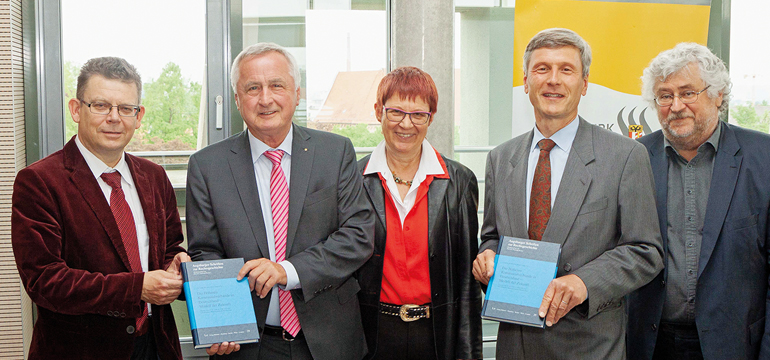 Buchpräsentation mit Vertretern des Bezirks und der Universität Augsburg – von links im Bild: Professor Josef Franz Lindner, Bezirkstagspräsident Jürgen Reichert, Professorin Marita Krauss, Profes- sor Christoph Becker und Bezirksheimatpfleger Dr. Peter Fassl Bild: Daniel Beiter, Bezirk Schwaben GZ 11 2018 Bezirke als Modell