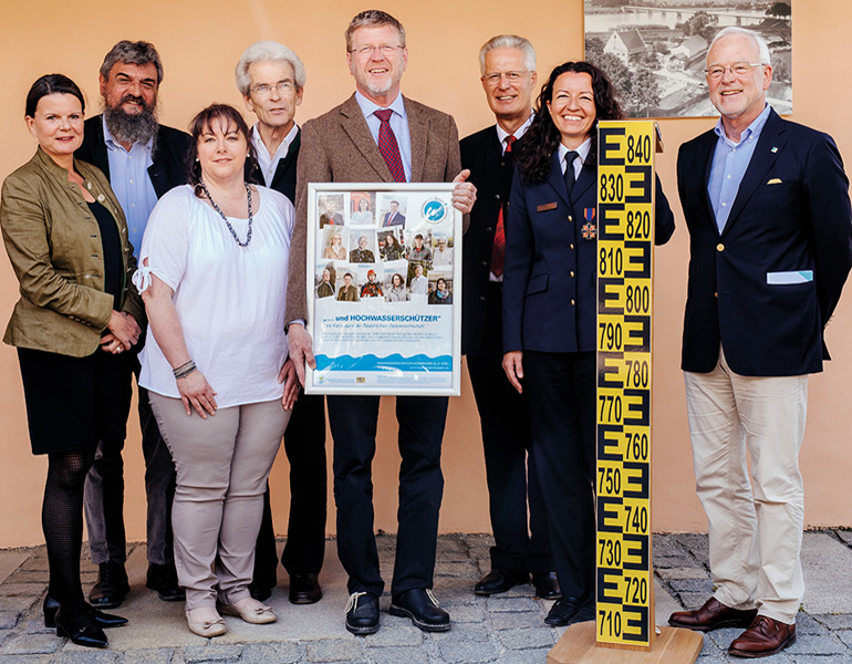 Offiziell gestartet wurde die Kampagne von Umweltminister Dr. Marcel Huber (Mitte) im Beisein von Hochwasserschützern. 