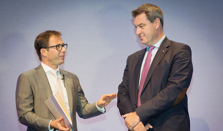 Dr. Jürgen Gros, Präsident des Genossenschaftsverbands Bayern, gemeinsam mit Ministerpräsident Dr. Markus Söder (v.l.).