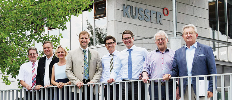 V. r.: Landrat Franz Meyer, die Leitung der Fa. Kusser bestehend aus Josef Kusser sen. und den beiden Söhnen Josef und Georg, Bezirkstagspräsident Dr. Olaf Heinrich, die Bezirksräte Cornelia Wasser-Sommer und Josef Heisl sowie der Bürgermeister von Aicha v. Wald, Georg Hatzesberger.