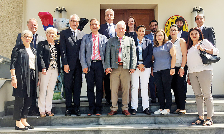 Gruppenbild vor der deutschen Botschaft in Eriwan, v.re.: Angela Saghatelyan, Beraterin GIZ, Martin Tovmasyan, Tavush Tourismus Agentur, Johann Wenzl, TSC Arberland, Veronika Wellisch, TSC Arberland, Elisabeth Unnasch,TSC Arberland, Hovhannes Ghahramanyan, Tavush Tourismus Agentur, Katrin Schäfer, Teamleiterin GIZ, Dana Biskup, Euregio, Herbert Unnasch, Geschäftsführer Arberland REGio GmbH, Franz Baierl, Landkreis Regen, Franz Wittmann, Bürgermeister Stadt Viechtach, Botschafter Matthias Kiesler, Landrätin Rita Röhrl, stellvertretender Landrat Willi Killinger und Susanne Wagner, TSC Arberland. Bild: Arberland REGio GmbH Gruppenbild vor der deutschen Botschaft in Eriwan, v.re.: Angela Saghatelyan, Beraterin GIZ, Martin Tovmasyan, Tavush Tourismus Agentur, Johann Wenzl, TSC Arberland, Veronika Wellisch, TSC Arberland, Elisabeth Unnasch,TSC Arberland, Hovhannes Ghahramanyan, Tavush Tourismus Agentur, Katrin Schäfer, Teamleiterin GIZ, Dana Biskup, Euregio, Herbert Unnasch, Geschäftsführer Arberland REGio GmbH, Franz Baierl, Landkreis Regen, Franz Wittmann, Bürgermeister Stadt Viechtach, Botschafter Matthias Kiesler, Landrätin Rita Röhrl, stellvertretender Landrat Willi Killinger und Susanne Wagner, TSC Arberland. Bild: Arberland REGio GmbH