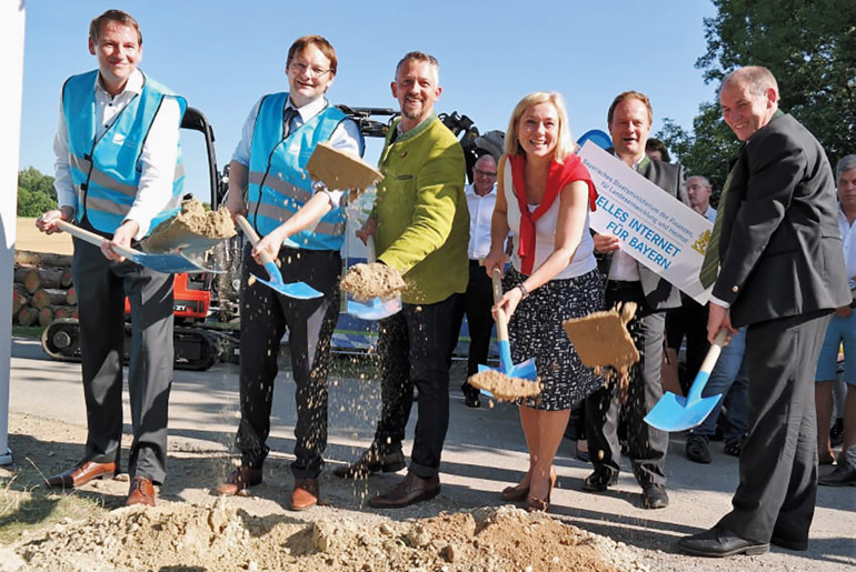 Von links: Dr. Stephan Zimmermann (Geschäftsführer Deutsche Glasfaser), Staatssekretär Dr. Hans Reichhart , Thomas Huber (MdL, CSU), Doris Rauscher (MdL, SPD), Landrat Robert Niedergesäß,  Bürgermeister Ernst Eberherr. r