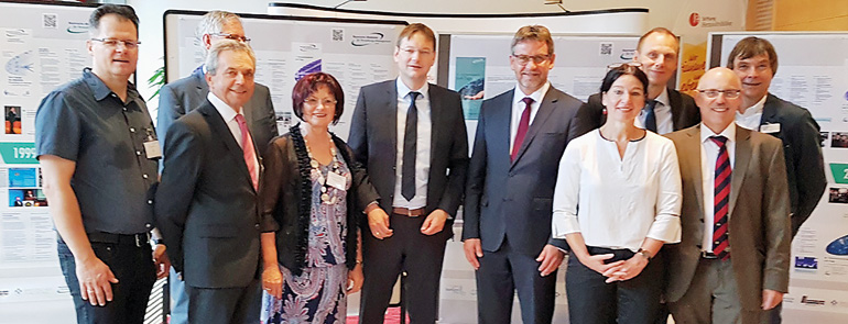 Von links: Andreas Hofmann, Referent Informationstechnologie, Bayerische Verwaltungsschule (BVS); Landratsvize Robert Westphal, Ministerialsdirigent Dr.-Ing. Rainer Bauer, Bayerisches Staatsministerium der Finanzen, für Landesentwicklung und Heimat (halb verdeckt); Bezirkstags-Vizepräsidientin Christa Naaß; Staatssekretär Dr. Hans Reichart aus dem Bayerischen Staatsministerium der Finanzen, Landesentwicklung und Heimat; Bürgermeister Karl-Heinz Fitz von Gunzenhausen; Gertraud Kast, Geschäftsleitung Bayerische Akademie für Verwaltungs-Management, München; Daniel Kleffel, Präsident des Landesamts für Sicherheit in der Informationstechnik, Nürnberg; Richard Stelzer, Bayerischer Städtetag; Horst Schäfer von der Stadt Gunzenhausen. Bild: FR Presse Von links: Andreas Hofmann, Referent Informationstechnologie, Bayerische Verwaltungsschule (BVS); Landratsvize Robert Westphal, Ministerialsdirigent Dr.-Ing. Rainer Bauer, Bayerisches Staatsministerium der Finanzen, für Landesentwicklung und Heimat (halb verdeckt); Bezirkstags-Vizepräsidientin Christa Naaß; Staatssekretär Dr. Hans Reichart aus dem Bayerischen Staatsministerium der Finanzen, Landesentwicklung und Heimat; Bürgermeister Karl-Heinz Fitz von Gunzenhausen; Gertraud Kast, Geschäftsleitung Bayerische Akademie für Verwaltungs-Management, München; Daniel Kleffel, Präsident des Landesamts für Sicherheit in der Informationstechnik, Nürnberg; Richard Stelzer, Bayerischer Städtetag; Horst Schäfer von der Stadt Gunzenhausen. Bild: FR Presse