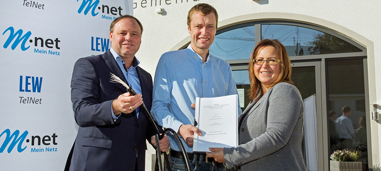 Breitbandausbau in Schwifting: LEW TelNet-Geschäftsführer Johannes Stepperger, Bürgermeister Georg Kaindl und M-net Regionalmanagerin Gabi Emmerling präsentieren den Kooperationsvertrag. Bild: LEW/Bleier