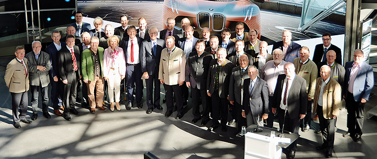 Die Vertreterinnen und Vertreter der Landkreistage aus Schleswig-Holstein und Bayern bei ihrer gemeinsamen Sitzung im Doppelkegel der BMW Welt. Bild: Bayerischer Landkreistag