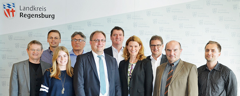 Von links: Franz Herrler (Laber-Naab-Zweckverband), Rene Meyer (GF Laber-Naab Infrastruktur GmbH), Elisabeth Moosheimer (Ing. Büro Josef Ledermann), Josef Ledermann (Ing. Büro Josef Ledermann), Bernhard Eder (Mobilfunkzentrum) Harald Hillebrand, (Breitbandbeauftragter Landkreis Regensburg), Landrätin Tanja Schweiger, Josef Weigl (Geschäftsführer GFN und RVV), Alfons Steimer (Amt für Digitalisierung, Breitband und Vermessung Regensburg), Michael Kazala (IT Leiter GFN).  Bild: Landratsamt Regensburg (Beate Geier)