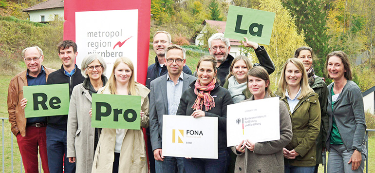 Die ReProLa Projektpartner trafen sich zu einer ersten Planungswerkstatt in Waischenfeld. Abgebildet sind (v.l.): Prof. Dr. Otmar Seibert, Forschungsgruppe Agrar- und Regionalentwicklung Triesdorf (ART); Dr. Markus Meyer, Forschungsgruppe Agrar- und Regionalentwicklung Triesdorf (ART); Dr. Christa Standecker, Geschäftsführerin Metropolregion Nürnberg; Manuela Burkert, Friedrich-Alexander-Universität Erlangen-Nürnberg / Institut für Geographie; Prof. Dr. Manfred Geißendörfer, Forschungsgruppe Agrar- und Regionalentwicklung Triesdorf (ART) (hinten); Prof. Dr. Tobias Chilla, Friedrich-Alexander-Universität Erlangen-Nürnberg/ Institut für Geographie; Dr. Andrea Früh-Müller, Forschungsgruppe Agrar- und Regionalentwicklung Triesdorf (ART); Dr. Werner Ebert, Stadt Nürnberg (hinten); Mirjam Opitz, Fraunhofer-Arbeitsgruppe für Supply Chain Services (SCS) (hinten); Monique Schindhelm, Metropolregion Nürnberg; Annemarie Wojtech, Fraunhofer-Arbeitsgruppe für Supply Chain Services (SCS); Dr. Patricia Schläger-Zirlik, Metropolregion Nürnberg (hinten); Patricia Pattas, Metropolregion Nürnberg (hinten). r