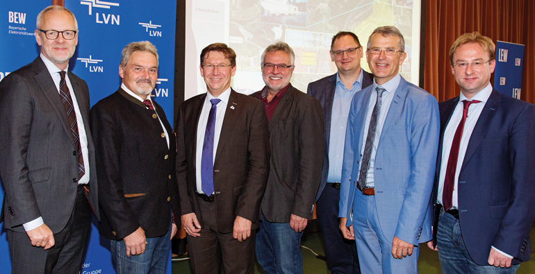 V.l.: LEW-Vorstandsmitglied Dr. Markus Litpher, Peter Mahl, Bürgermeister von Niederschönenfeld, Landrat Stefan Rößle, BEW-Geschäftsführer Prof. Dr. Frank Pöhler, Prof. Dr. Michael Finkel von der Hochschule Augsburg und MdL Wolfgang Fackler freuten sich über den erfolgreichen Projektabschluss. Bild: LEW/Christina Bleier