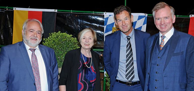 Unser Bild zeigt (v.l.) Den Besitzer der Jeita Grotte, Dr. Nabil Haddad, die Vorsitzende der Hanns- Seidel-Stiftung Prof., Ursula Männle, den stellvertretenden Botschafter Deutschlands im Libanon, Dr. Michael Reuss sowie den bayerischen Kabarettisten Christian Springer. Bild: Orienthelfer e.V.