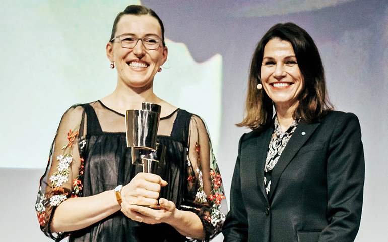 Die Kabarettistin Martina Schwarzmann (l.) nahm den diesjährigen Sonderpreis aus den Händen von Bayerns Wissenschafts- und Kunstministerin Prof. Dr. med. Marion Kiechle entgegen. Bild: Bayernwerk AG