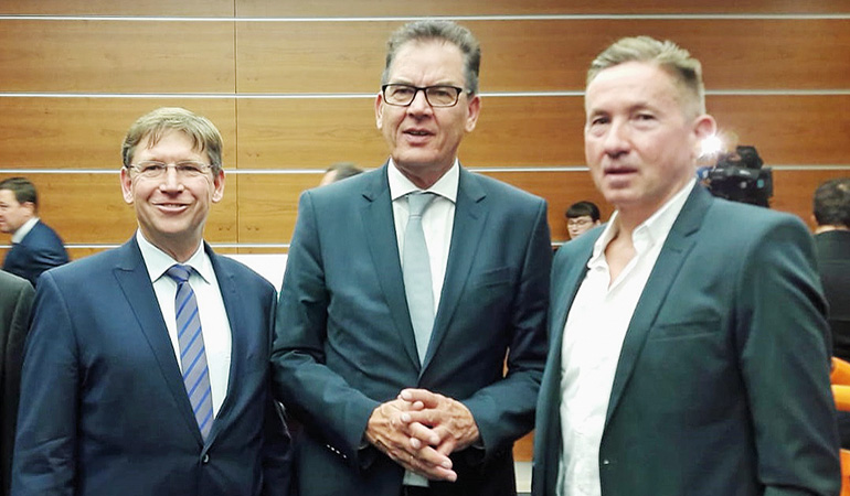 Landrat Stefan Rößle, Bundesentwicklungsminister Gerd Müller und Franz Xaver Wieninger (v.l.) beim Startschuss zum Projekt „1.000 Schulen für unsere Welt“ in Berlin. Franz Xaver Wieninger finanziert nunmehr ebenfalls einen Schulbau. Der Pfarrkirchener war gerade in seinem Auto unterwegs, als er im Radio zum ersten Mal von den Schulbauprojekten im Landkreis Donau-Ries hörte. Mit Afrika oder Entwicklungshilfe verband ihn davor nichts. Rößles Initiative fand er aber so gut, dass er kurzfristig Kontakt mit dem Landrat aufnahm. Im gemeinsamen Gespräch wurde dann kurzerhand der Bau einer Vorschule in Kenia beschlossen. Bild: Franziska Sperling