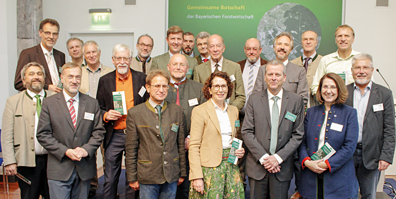 Eine gemeinsame Botschaft unterzeichneten die Vertreter der bayerischen Forstwirtschaft (VBF). Gemeinsam setzen sie sich für eine ökologisch nachhaltige Waldbewirtschaftung ein. Bild: Christoph Josten