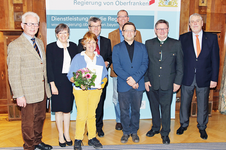 Heidrun Piwernetz, Regierungspräsidentin von Oberfranken, (Zweite von links), Innen- und Integrationsstaatssekretär Gerhard Eck, MdL, (Zweiter von rechts), Oberbürgermeister Norbert Tessmer, Stadt Coburg, (rechts) und die Mitglieder des Caritasverbandes für die Stadt und den Landkreis Coburg e.V. Bild: W. Traßl, Regierung von Oberfranken