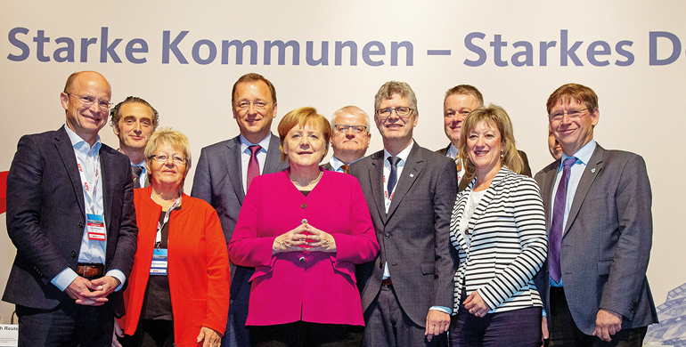 Bundeskanzlerin Dr. Angela Merkel gemeinsam mit KPV-Bundesvorsitzenden Christian Haase, MdB (4.v.r.) sowie stv. Bundesvorsitzenden Landrat Dr. Ulrich Reuter (l.) und dem bayerischen KPV-Landesvorsitzenden Landrat Stefan Rößle (r.). Bild: Bernhardt Link