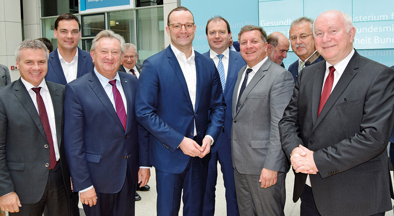 Unser Bild zeigt (v.l.) Landrat Peter Dreier (Landshut), Landrat Sebastian Gruber (Freyung-Grafenau), Landrat und Bezirksvorsitzenden Franz Meyer (Passau), Bundesgesundheitsminister Jens Spahn, Landrat Michael Fahmüller (Rottal-Inn), den Präsident des Bayer. Landkreistages Landrat Christian Bernreiter (Deggendorf), Landrat Josef Laumer (Straubing-Bogen) und Landrat Heinrich Trapp (Dingolfing-Landau).