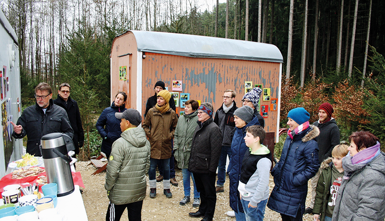 Landrat Martin Wolf (l.), Abteilungsleiter Michael Reile (2.v.l.), Projektleiterin Karina Raß von ambuflex (3.v.l.), Geschäftsführerin von ambuflex, Yvonne Berntssen (4 v.r.), und Leiterin des Jugendamts Elke Dürr (r.). r