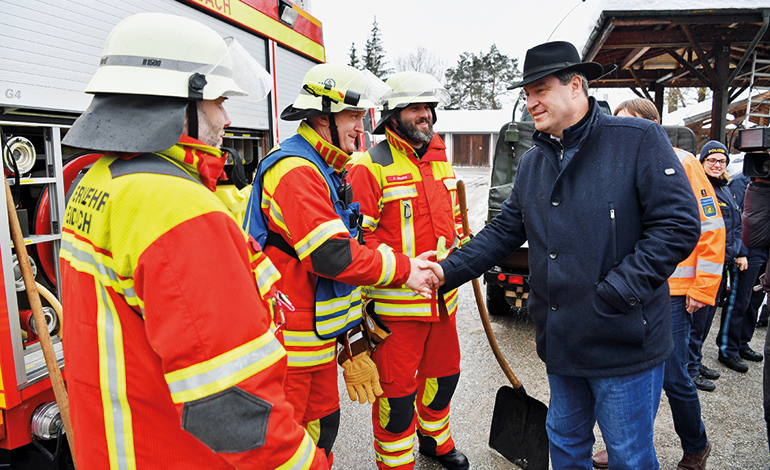 Von der großen Hilfsbereitschaft der ehrenamtlichen und hauptamtlichen Hilfskräfte anlässlich der schier nicht mehr zu bewältigenden Schneemassen überzeugte sich Ministerpräsident Dr. Markus Söder auch im Landkreis Bad Tölz-Wolfratshausen. Bild: Staatskanzlei