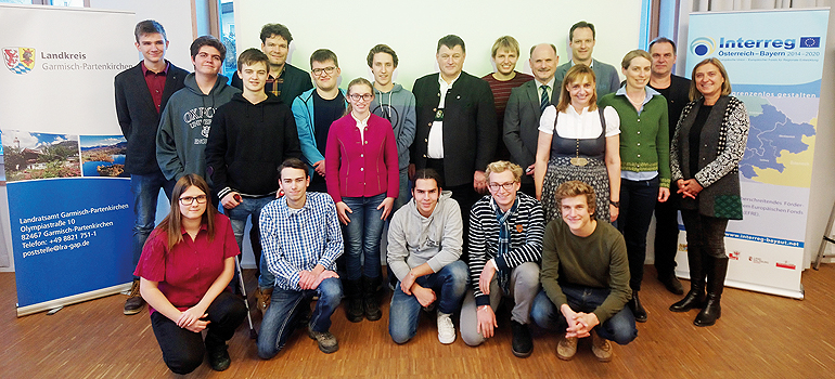 Schülerinnen und Schüler des Staffelsee-Gymnasiums Murnau und des Bundesrealgymnasiums Reutte/Tirol mit Landrat Anton Speer (8. v.l.); Landkreis-Koordinator Dr. Nikolaus Faulstroh (4. v.r.); Euregio-Geschäftsführerin Erna Andergassen (1. v.r.); Jürgen Janku, Geschäftsführer der Firma Seitwerk GmbH (2. v.r.); Magdalene Wünsch, Lehrerin am Staffelsee-Gymnasium (3. v.r.); Heidi Korte, Lehrerin am Staffelsee-Gymnasium (5. v.r.); Josef Holzmann, Schuldirektor des Staffelsee-Gymnasiums (6. v.r.); Manuel Sarapatka, Lehrer am Bundesrealgymnasium Reutte (4. v.l.) (alle stehend). r