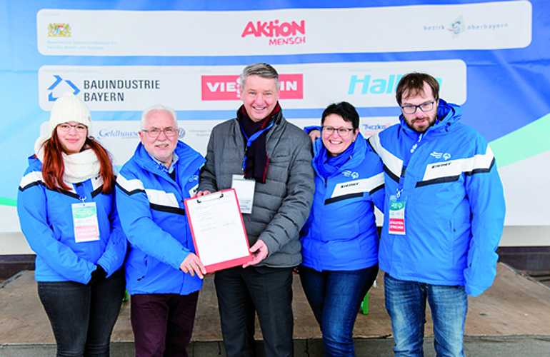 Thomas Schmid, Hauptgeschäftsführer BBIV bei der Vertragsunterzeichnung mit den beiden SOBY-Vorstände Angelika Schlammerl (Schatzmeisterin) und Erwin Horak (stellvertretender Vorsitzender) in Reit im Winkl. Bild: BBIV