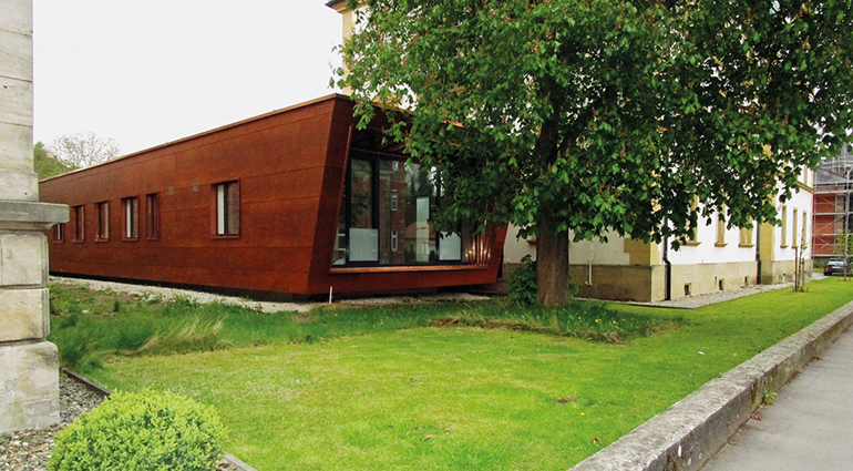 In kurzer Zeit ließ sich der auf die Bedürfnisse der Mitarbeiter zugeschnittene Holzrahmenbau errichten. Bild: Staatliches Bauamt Bamberg