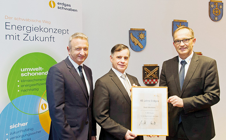 Von rechts: Helmut Kaumeier, Leiter Kommunalkunden erdgas schwaben, Günther Pfefferer, erster Bürgermeister in Monheim, und Uwe Sommer, Prokurist schwaben netz.