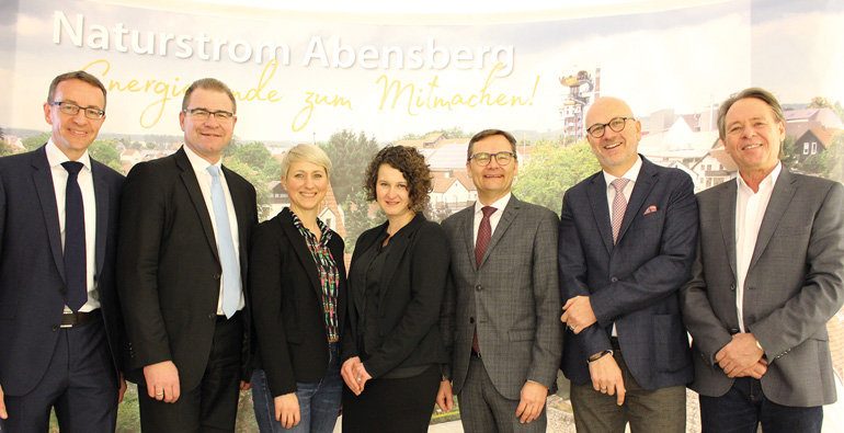 V.l.: Thomas Oppelt (Bayernwerk Regio Energie GmbH), Dr. Alexander Fenzl (Mitglied der Geschäftsführung Bayernwerk Natur GmbH, Bereichsleiter Unternehmensentwicklung Bayernwerk AG), Silvia Fränkel und Carolin Wohlgemuth (Stadtmarketing Abensberg), Reimund Gotzel (Vorstandsvorsitzender Bayernwerk AG), Dr. Uwe Brandl (Erster Bürgermeister Stadt Abensberg) und Hans Schmid (Leiter Stadtwerke Abensberg). Bild: Ingo Knott, Stadt Abensberg