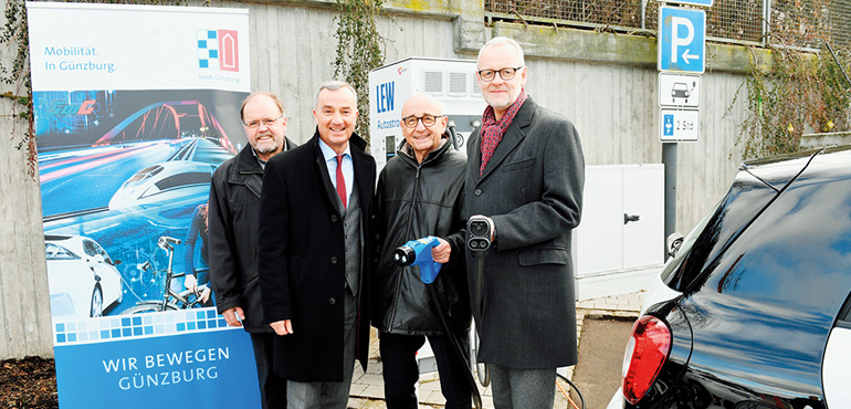 Günzburgs Oberbürgermeister Gerhard Jauernig (2.v.l.), Johann Stelzle, Vorstand der Stadtwerke Günzburg (links), Landtagsabgeordneter Alfred Sauter (2.v.r.) und LEW-Vorstandsmitglied Dr. Markus Litpher (rechts) nehmen die neue Gleichstrom-Schnellladestation am Bahnhof in Betrieb. Sie ist eine von sieben neuen LEW-Ladestationen in Günzburg. Bildnachweis: LEW / Bernhard Weizenegger