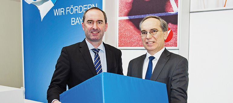Wirtschaftsminister Hubert Aiwanger (l.) gemeinsam mit LfA-Vorstand Hans Peter Göttler. Bild: Michael McKee