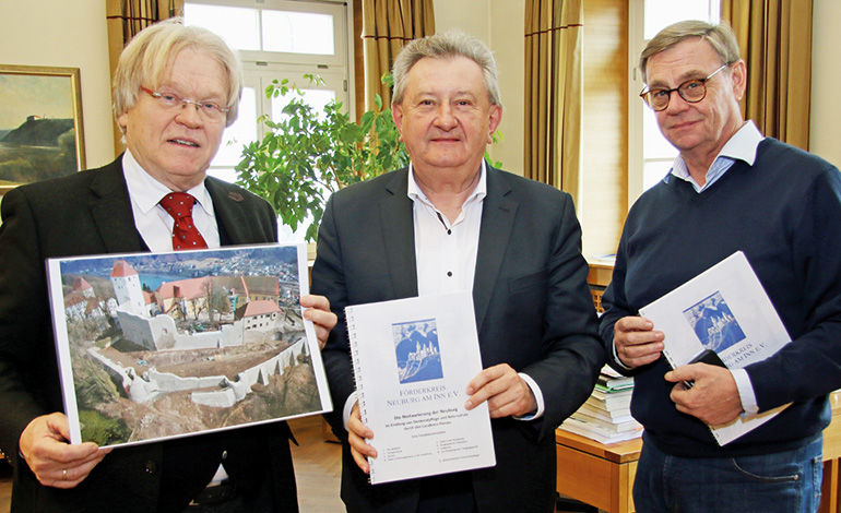 Die Fotodokumentation zu den Restaurierungsarbeiten präsentierte Dr. Wilfried Hartleb (v.l.) Landrat Franz Meyer und Leitendem Baudirektor Edgar Küblbeck.