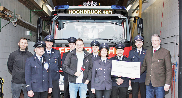 Freude bei der Hochbrücker Feuerwehr und Rathauschef Dietmar Gruchmann (rechts). Bild: Stadt Garching