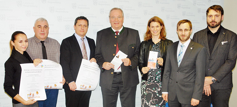 Landrätin Tanja Schweiger (3. von rechts) und Bezirkstagspräsident Franz Löffler (4. von rechts) stellten das neue Beratungsangebot des Bezirks vor, des Weiteren nahmen am Pressegespräch teil (von rechts): Stefan Steinkirchner, Stellvertretender Leiter des Sachgebiets Senioren und Inklusion am Landratsamt Regensburg, Maximilian Sedlmaier, Leiter der Sozialabteilung des Landratsamtes Regensburg, Dr. Benedikt Schreiner, Leiter der Bezirkssozialverwaltung, Ekkehard Gauglitz und Nadine Gerl, Mitarbeiter der neuen Beratungsstelle der Bezirkssozialverwaltung. Bild: Hans Fichtl, Landratsamt Regensburg