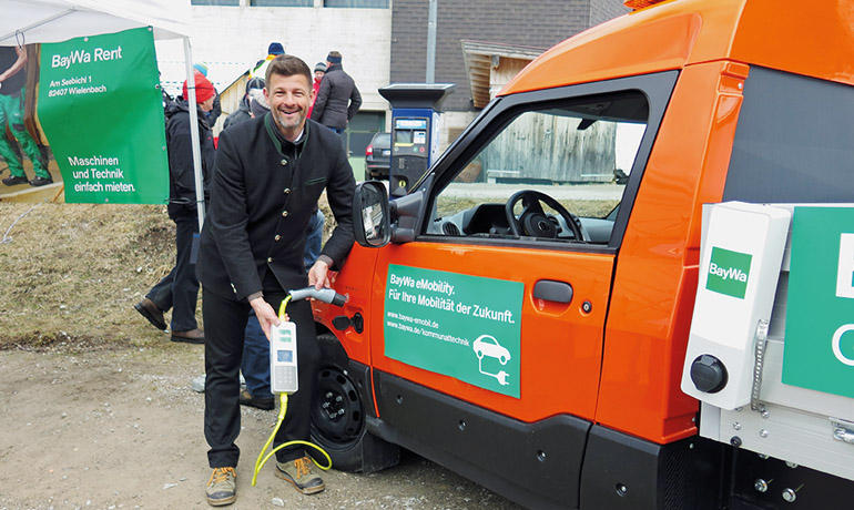 Mark Küpper, Leiter Kommunal/Gewerbe/Forst bei der BayWa AG stellt den batteriebetriebenen StreetScooter Work vor. Die Ladeinfrastruktur kann ebenfalls über die BayWa beschafft werden. Bild: CH