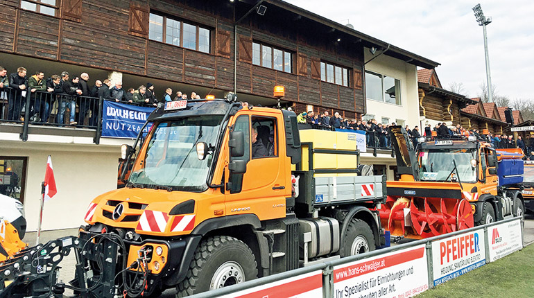 Mehr als 1.650 Besucher und Kunden aus Kommunen, Bauhöfen, Straßenmeiste- reien und Dienstleistungsbetrieben aus Südwestdeutschland erlebten den Mercedes-Benz Unimog mit seinen diversen Anbaugeräten. 