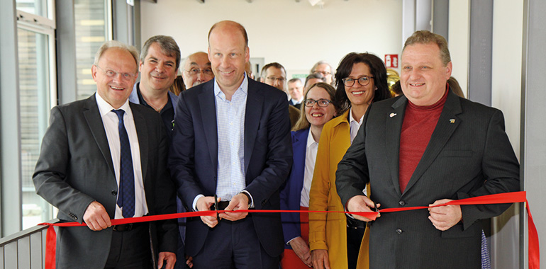 Das „rote Band“ schnitten stellvertretender Bezirkstagspräsident Alfons Weber, Bezirkstagspräsident Martin Sailer und Manfred Gahler, Vorsitzender des Bezirksjugendrings Schwaben (von links) gemeinsam durch. Bild: Birgit Böllinger