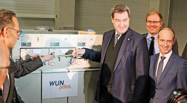 Ministerpräsident Dr. Markus Söder und Dr. Egon Westphal, Technik-Vorstand der Bayernwerk AG (rechts) bei der feierlichen Einweihung des neuen Pellet-Werks in Wunsiedel. Bild: C. Martens/Bayernwerk