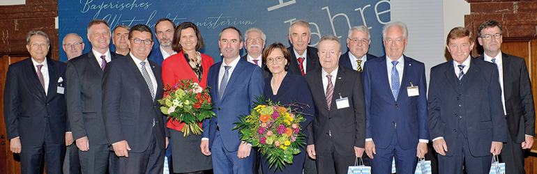 100 Jahre Bayerisches Wirtschaftsministerium feierte Wirtschaftsminister und Stellvertretender Ministerpräsident Hubert Aiwanger mit einer großen Zahl seiner Vorgänger. Bild: © StMWi/A. Schmidhuber