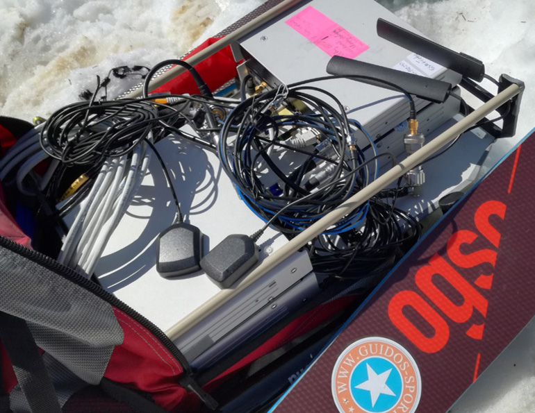 Abb. 3: geöffneter Mess-Rucksack mit den Mess- und GPS-Antennen im alpinen Einsatz