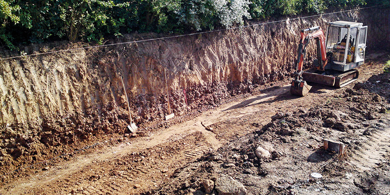 Untaugliche, dichte Böden behindern die Verwesungsprozesse auf unseren Friedhöfen. Die Folge sind nicht funktionierende Erdgräber. Bild: Hubert Schmitt