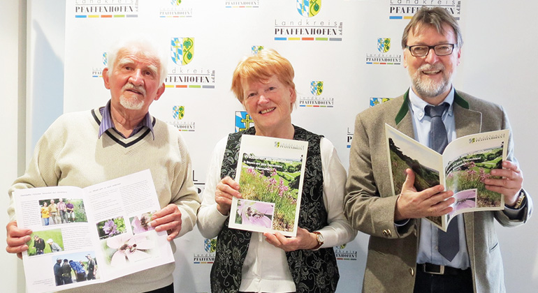 Autor Peter Bernhard (li.) übergab gemeinsam mit seiner Frau die neue Wildbienenbroschüre an Landrat Martin Wolf. Bild: Huber